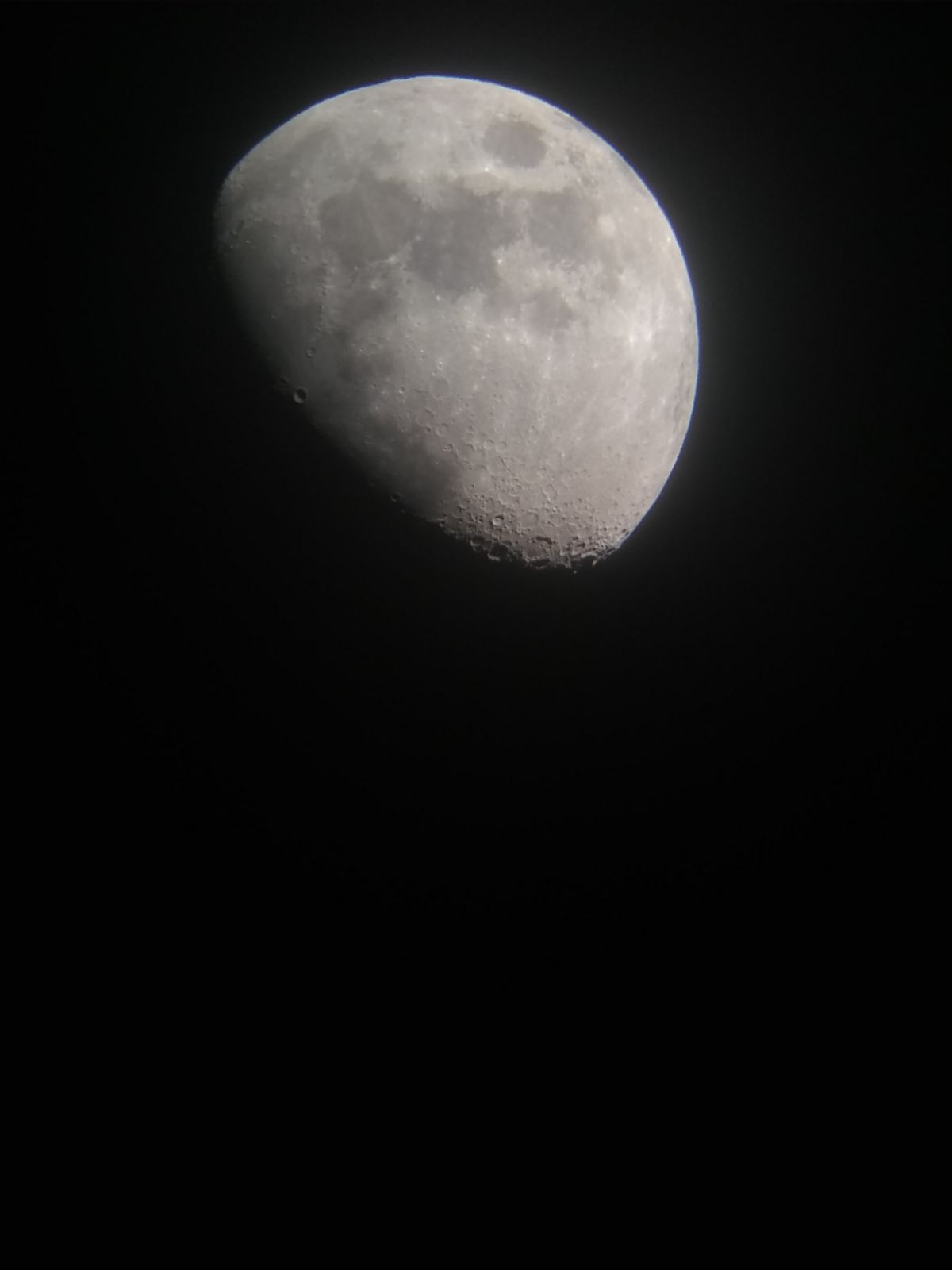 Fotos de la luna tomadas con telescopio en construcción.